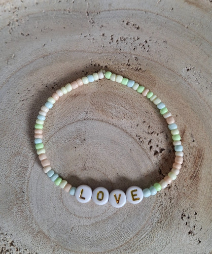 Perlenarmband love mit - "love",